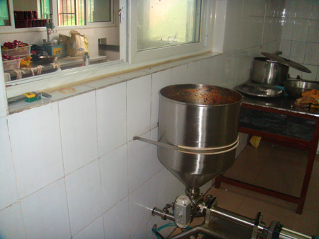 與開(kāi)封俏辣妹調(diào)味食品公司合作，定制辣椒醬自動(dòng)灌裝聯(lián)動(dòng)線